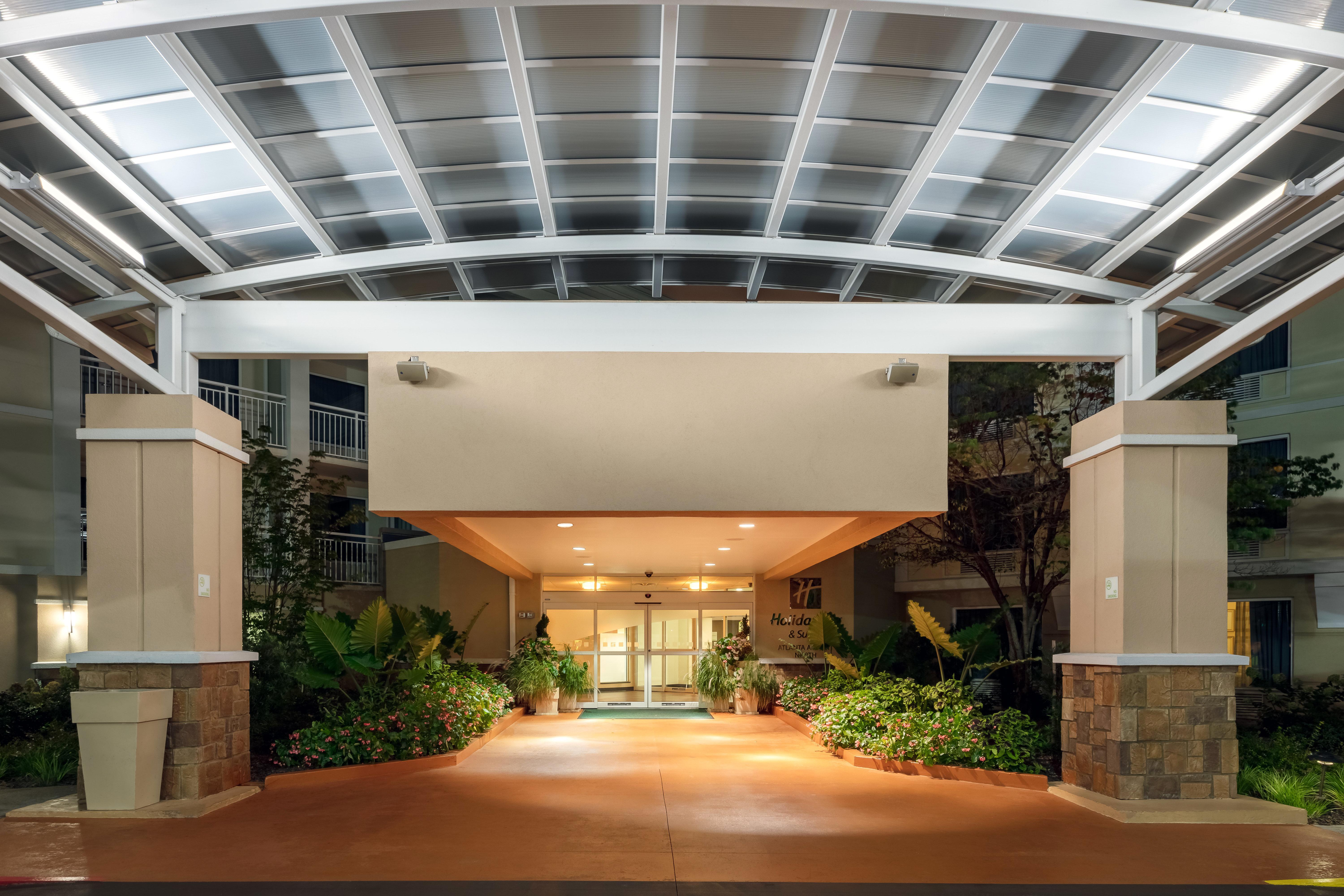 Holiday Inn & Suites Atlanta Airport North By Ihg College Park Exterior photo
